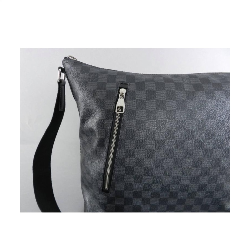 LOUIS VUITTON Unisex Graphite Damier Messenger Bag - Picture 7 of 8